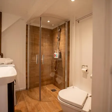 2br Historic Penthouse Apartment *